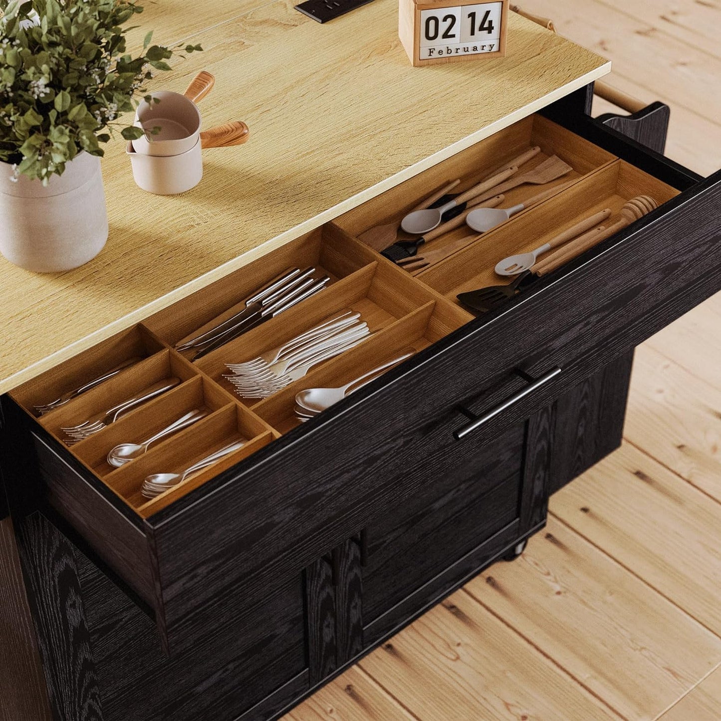 Îlot de cuisine roulant avec 3 tiroirs ouverts